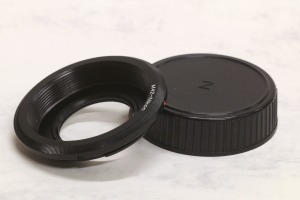 Nikon-sovite M42 linssillä