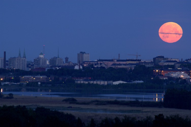 Kuu kaupungin yll�