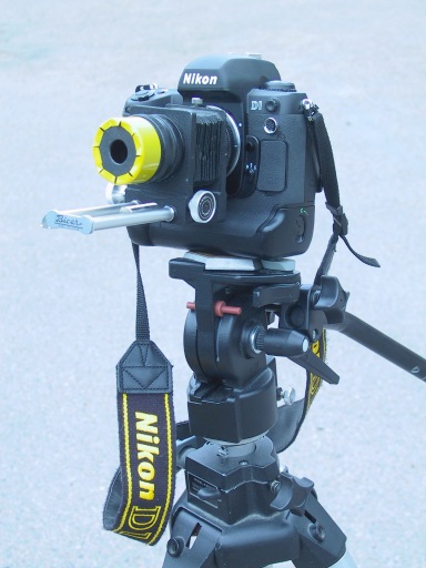 D1 ja kaljapullonpohjaobjektiivi